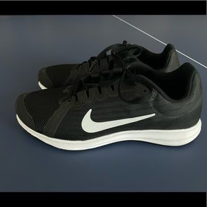 Nike black down shifter shoes 8 size 6 Y
